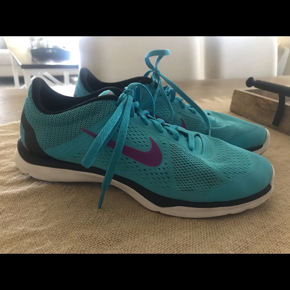 Nike women’s “In Season 5” running shoes